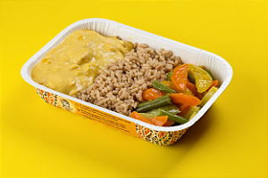 Estrogonofe de filé de frango com arroz integral e legumes 400g