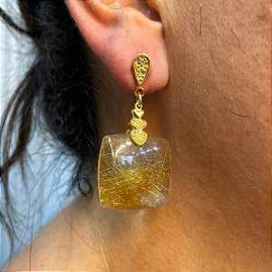Brinco Banhado a ouro 18k de Quartzo Rutilo Dourado 047.