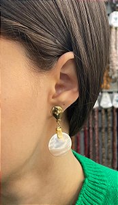 Brinco Banhado a ouro 18k de Madre Perola
