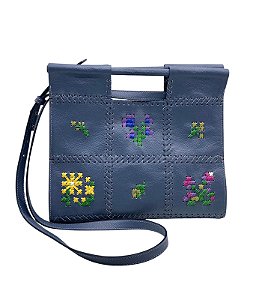 BOLSA DE MÃO E TIRACOLO BORDADA PONTO DE CRUZ QUINTAL