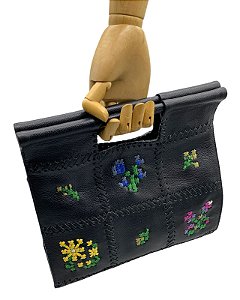 BOLSA DE MÃO E TIRACOLO BORDADA PONTO DE CRUZ QUINTAL