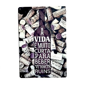 Placa Decorativa Metal 20x30 A Vida é Muito Curta Para Beber Vinhos Ruins. Fundo Rolhas