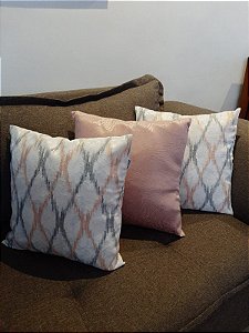 TRIO CAPAS DE ALMOFADAS JACQUARD E SUEDE ROSÊ COM ESTAMPA GEOMÉTRICA