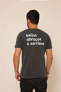 Camiseta Beijos, Abraços e Sorrisos - Preto Stone