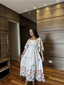 Vestido bordado mangas