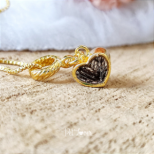 COLAR MINI CORAÇÃO  RESINA  BANHADO A OURO 18K