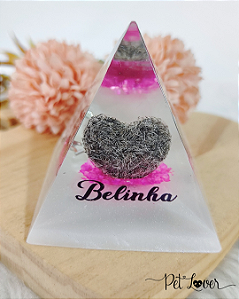 Pirâmide com Coração de Pelinhos – Personalizada com Nome