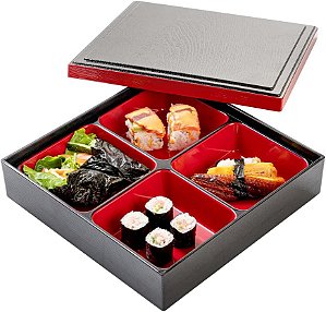 Restaurantware Bento Tek Quadrado Preto e Vermelho Caixa de Bento Estilo Japonês - 4 Compartimentos - 10 x 10 x 2 1/4 - Caixa com 1 unidade