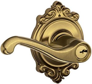 SCHLAGE F51A FLA 609 BRK Maçaneta Flair com Fechadura de Entrada com Chave, Acabamento em Latão Antigo