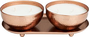 Vela de 12 oz com 2 pavios CosmoLiving da Cosmopolitan de metal com aroma de brisa tropical martelada, cera branca, conjunto de 2, 10 L, 3 A, Cobre.