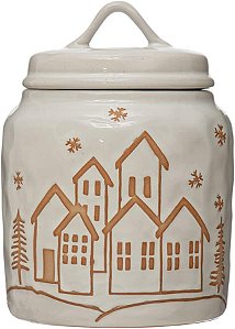Pote de cerâmica da Creative Co-Op com imagem em alto relevo de uma cidade de inverno, esmalte reativo, branco.
