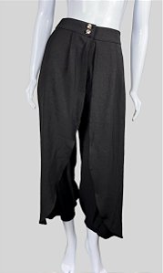 Calça preta botão dourado