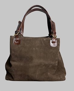 Bolsa de veludo com alça de couro marrom