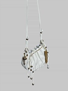 bolsa branca com detalhes dourados