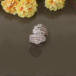 Anel ródio branco com cravação em zircônias e navetes cristais