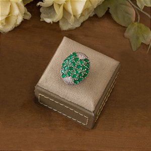 Anel ródio branco com cravação em zircônias e navetes verde-esmeralda