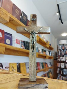 CRUCIF. MAD. 20 CM PEDESTAL LISO - OV (FRISADO)