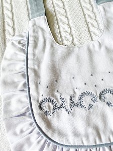 Babador e dois paninhos de boca com bordados a mão em cor azul