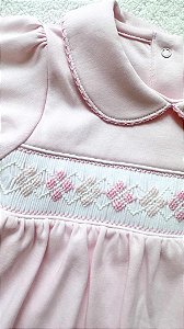 Macacão Casinha de Abelha Baralho Rosa