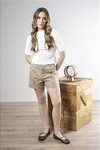 Short Alfaiataria Feminino Com Pregas E Bolso Faca