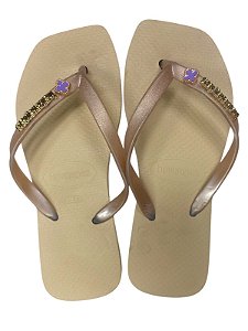 SANDÁLIA INSPIRAÇÃO HAVAIANAS - BEGE COM PINGENTE LILÁS