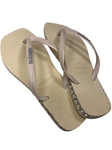 SANDÁLIA INSPIRAÇÃO HAVAIANAS - BEGE COM DETALHES DE STRASS