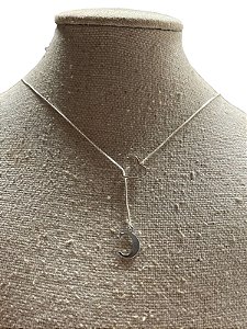 Colar Gravatinha - Prata | Letra C