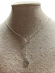 Colar Gravatinha - Prata | Letra S