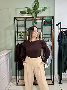 Blusa gola canoa com detalhe no ombro