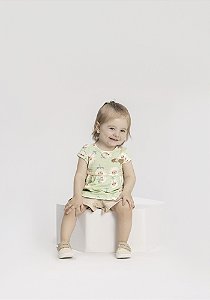 CONJUNTO INFANTIL MENINA COM BLUSA ESTAMPADA E SHORTS