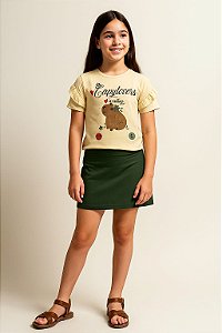 CONJUNTO MENINA COM BLUSA ESTAMPA CAPIVARA E SHORTS SAIA