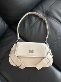 Bolsa Miumiu Ombro com Corrente Bege