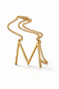 Colar Letra M em Metal Dourado