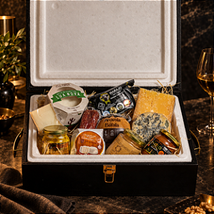Caixa de Presente Maleta 4 Matrizes – 8 Queijos Artesanais + Mel, Doce de Leite e Salame