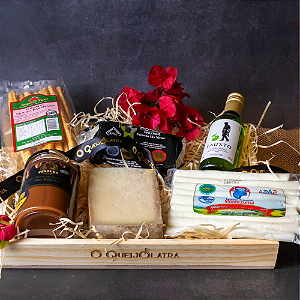 Cesta de Presente - Tabua de Queijos de Búfala + Mini Vinho Branco + Doce de Leite+ Grissini