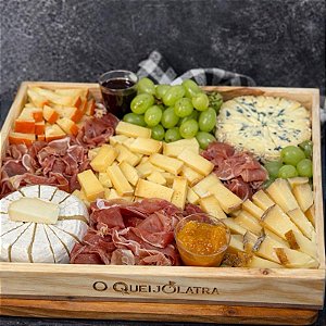 Tábua Especial 5 Queijos Artesanais + Presunto Cru + 3 Acompanhamentos