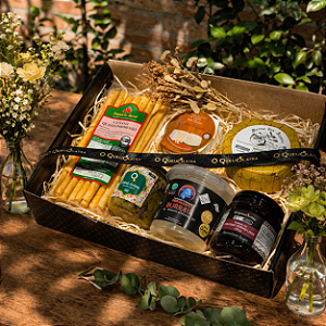 Caixa de Presente dia das Mães - Cremes e Suspiros - 3 Queijos Cremosos + Antepasto + Grissini + Geléia
