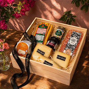 Cesta de Dia das Mães — Maleta de Pinus - 4 queijos artesanais + charcutaria + geleia + grissini
