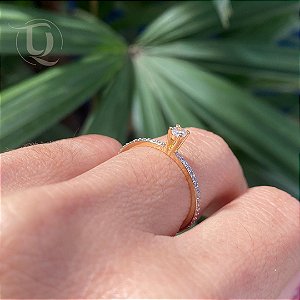 Anel solitario cravejado