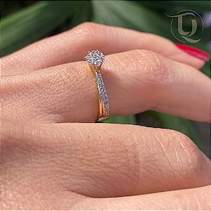 Anel solitario cravejado Flor