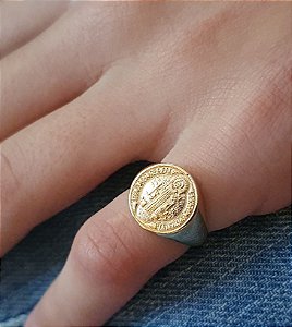 ANEL AJUSTAVEL SAO BENTO DEDINHO BANHADO A OURO 18 K