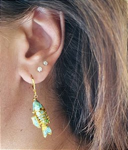 BRINCO ARGOLA COM PINGENTE DE PEIXE ESMALTADO BANHADO A OURO - ARGOLINHA