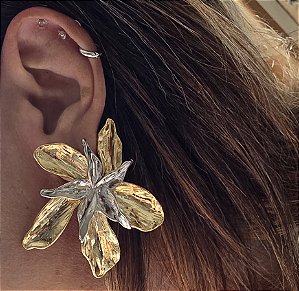 BRINCO FLOR BANHADO A OURO E RODIO 18 K