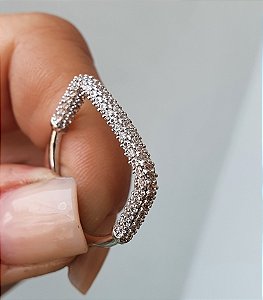 ANEL RETO COM ZIRCONIAS CRISTAIS BANHADO A RODIO