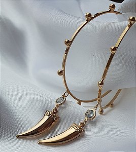 BRINCO ARGOLA COM PINGENTE DENTE DE SABRE BANHADO A OURO 18 K