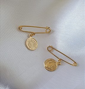 ALFINETE COM PINGENTE SAO BENTO BANHADO A OURO 18 K OU RODIO