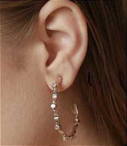 BRINCO ARGOLA COM PONTOS DE LUZ BANHADO A OURO 18 K