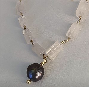COLAR PEDRAS NATURAIS QUARTZO BRANCO E PEROLA SHELL GRAFITE BANHADO A OURO 18K