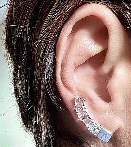 BRINCO EAR CUFF COM ZIRCONIAS CRISTAIS BANHADO A PRATA