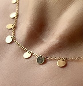 CONJUNTO COLAR CHOKER E ARGOLINHA COM PINGENTE DE PLAQUINHAS BANHADO A OURO OU RODIO